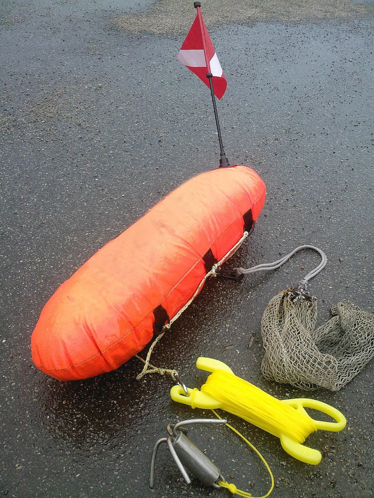 Snorkel Buoy Guide: Tow Floats, Dive Flags and How to Choose