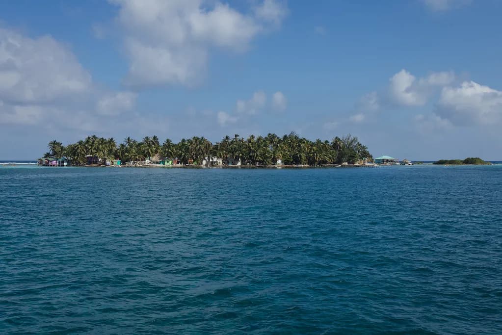 Snorkeling in Tobacco Caye, Belize: Reef or Tours?