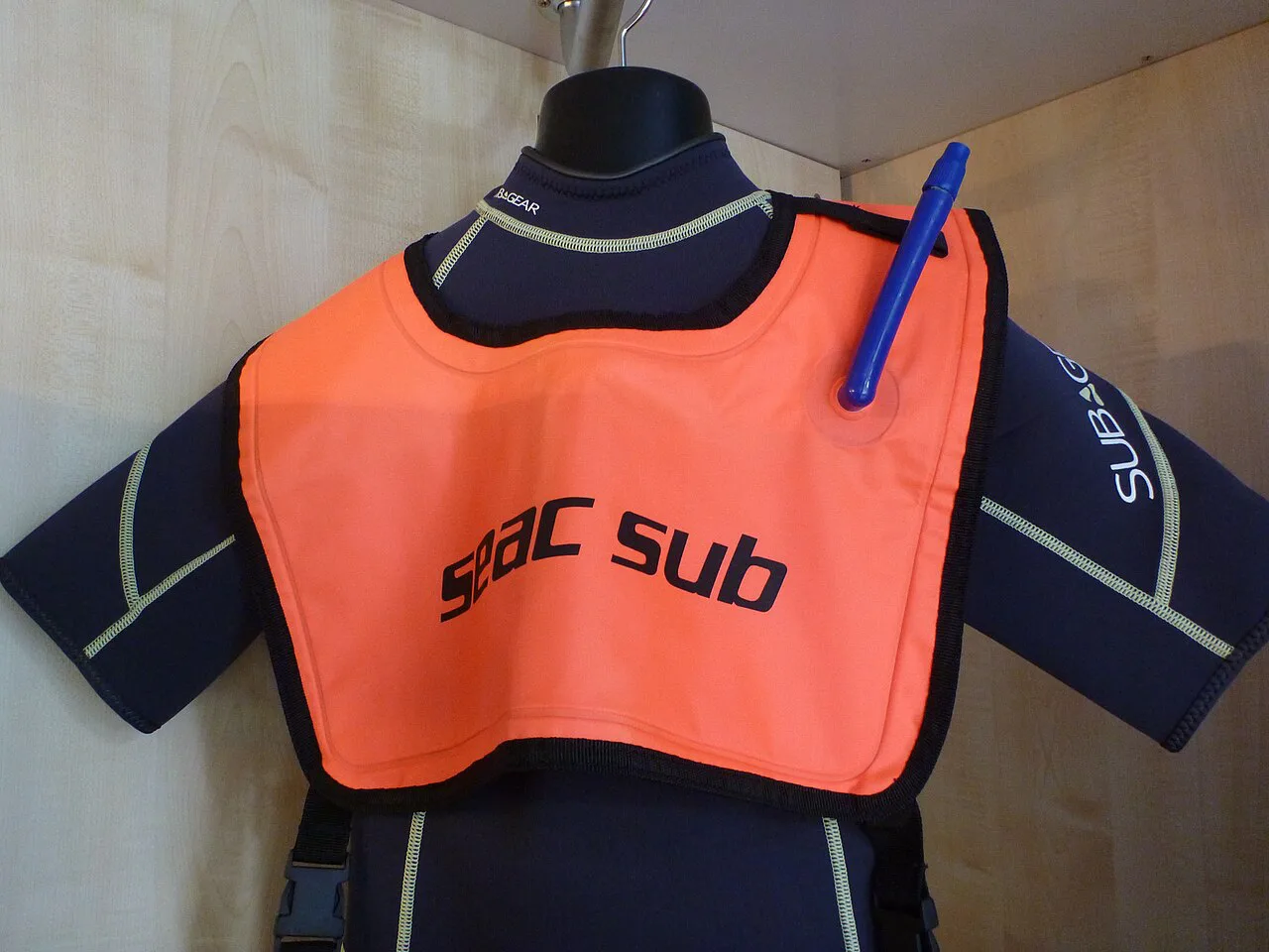 Inflatable snorkel vest